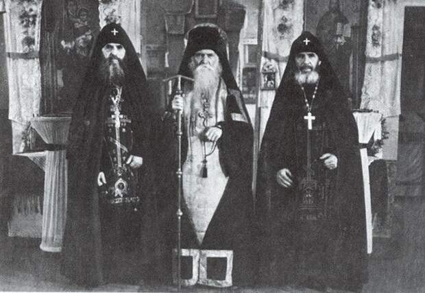 Глинские отцы: иеросхимонах Серафим (Романцов), схиархимандрит Серафим (Амелин), схиигумен Андроник( Лукаш). 1950-е гг.