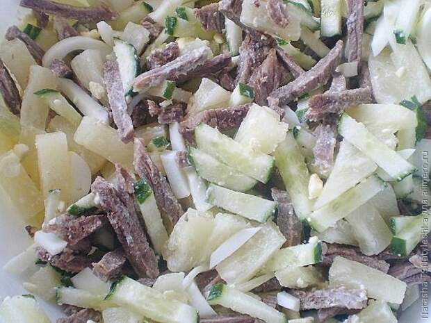 Оригинальный салат с ананасом и говядиной