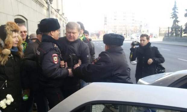 Полиция задержала лидера “Яблока” в Москве 