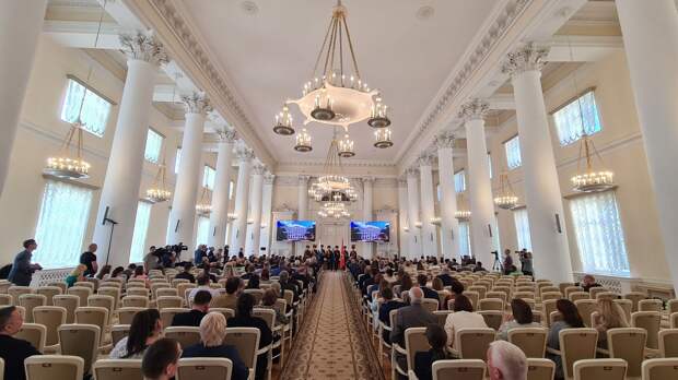 По поручению президента Александр Беглов вручил государственные награды выдающимся петербуржцам