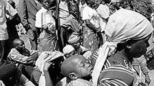 Бежавшие из Руанды в лагере для беженцев в Гоме, Заир, июль 1994 года 