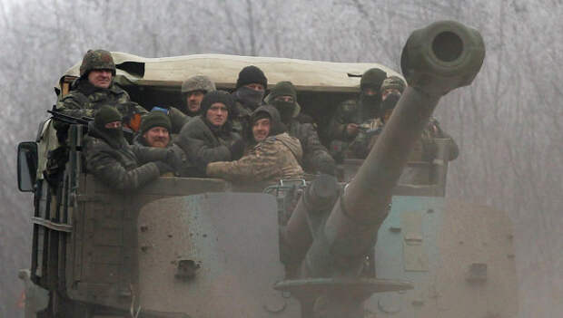 Украинские военные на дороге между Дебальцево и Артёмовском. Архивное фото Украинские военные на дороге между Дебальцево и Артёмовском. Архивное фото