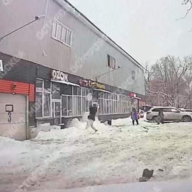 Глыба льда упала на голову девушке в Подмосковье
