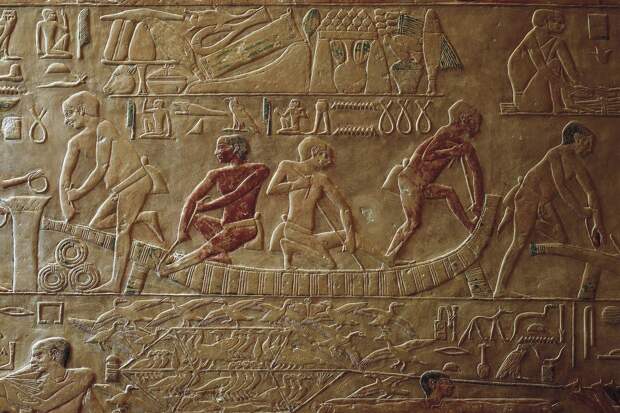 Египетский рельеф со строителями лодки в некрополе