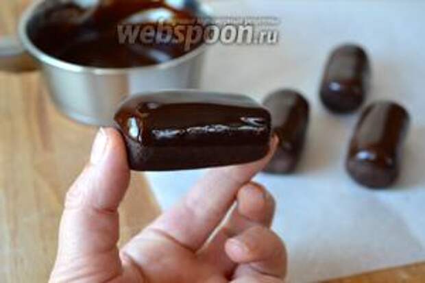 Для глузари растопить шоколад с маслом, мёдом и сливочным маслом. Слегка остудить. Затем погружать «картошки», наполовину, в приготовленную глазурь, позволяя ей распределиться по поверхности. 
