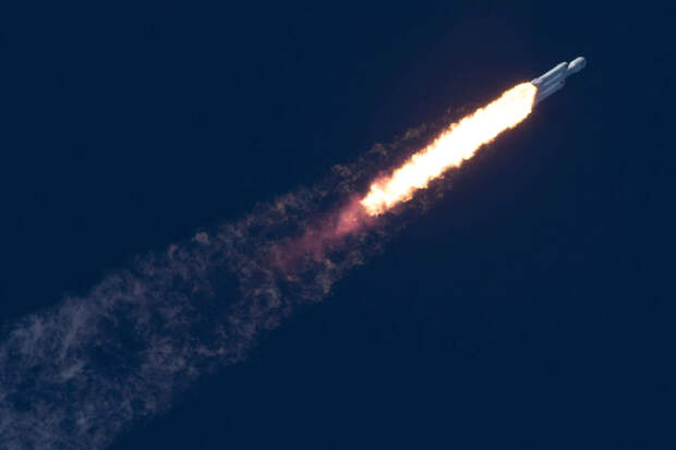 Старт ракеты SpaceX Falcon Heavy на мысе Канаверал