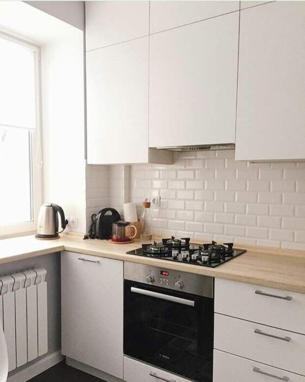 Фасад кухонного гарнитура решили сделать белым и глянцевым. | Фото: © persitskaya. Фасад кухонного гарнитура решили сделать белым и глянцевым. | Фото: © persitskaya.