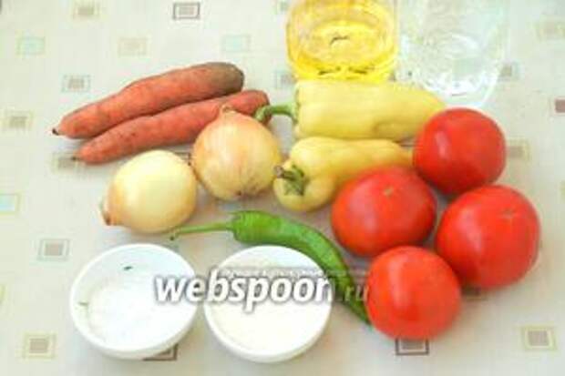 Для приготовления аджики нам понадобятся помидоры, болгарский перец, лук, морковь, чеснок, перец острый, масло подсолнечное, уксус, сахар и соль.