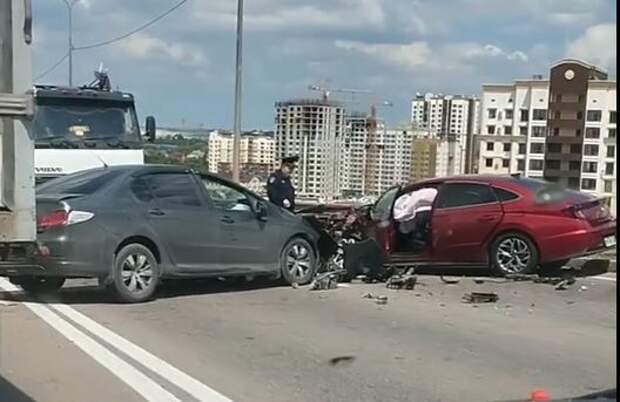 В Симферополе на объездной дороге столкнулись две легковушки