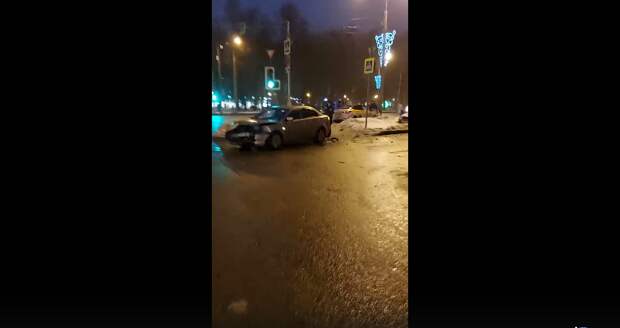 На перекрёстке Аэродромной и бульвара Яна Райниса столкнулись такси и легковушка