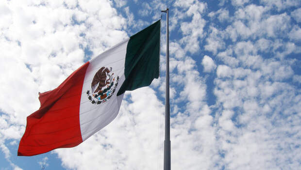 Флаг Мексики на центральной площади Мехико. Архивное фото