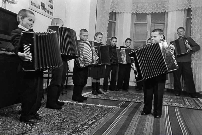 Репетиция баянистов в детской музыкальной школе Аркадий Шайхет, 1954 год, Куйбышевская обл., г. Жигулевск, МАММ/МДФ.