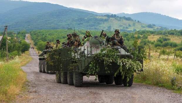 Украинские военные патрулируют местность возле Мукачево