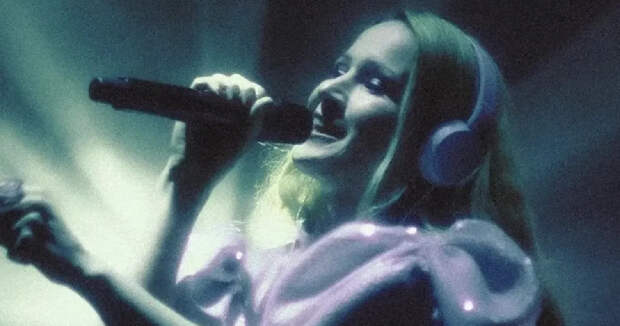 Певицу Монеточку* не пустили в Австралию