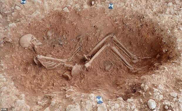 Женщины не меняются. Англо-саксонские погребения, возраст 16 веков. Серия "Тайны истории" археология, история, скелеты, тайны истории