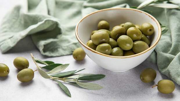 Клад витаминов и минералов: диетолог Соломатина рассказала о пользе оливок