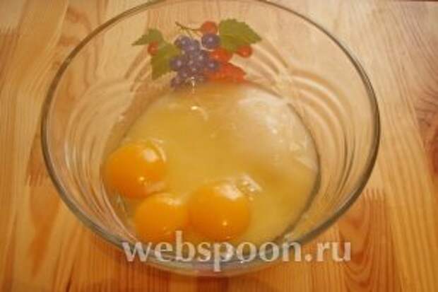 В глубокой миске взбиваем в пышную пену яйца с сахаром.
