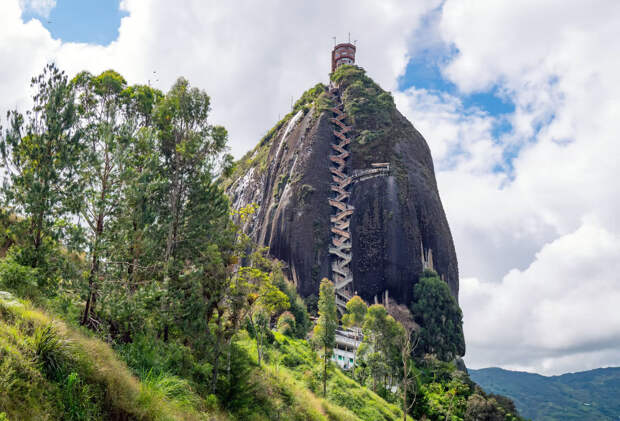 Длинная лестница ведет вверх по склону скалы Гуатапе в Колумбии