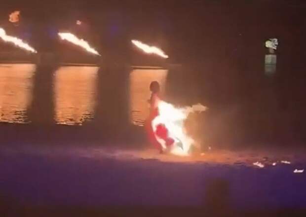 В Китае во время выступления у танцовщицы загорелись платье и волосы