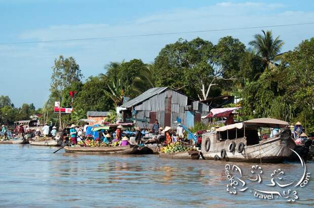 http://gecko-travel.com/wp-content/gallery/mekong-delta/vietnam-can-tho-floating-market6.jpg