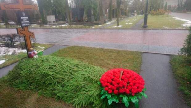 Лампадка в виде сердца появилась на могиле Лужкова