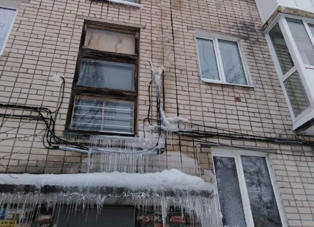 Нижегородскую многоэтажку затапливает из-за дырявой крыши