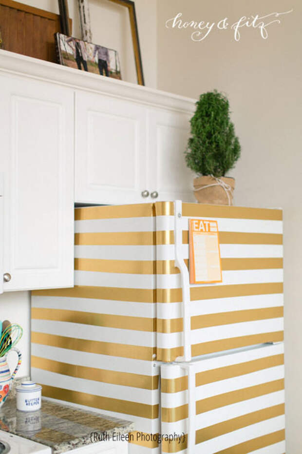 11. Попробуйте украсить холодильник золотой клейкой лентой – кухня станет ярче и интереснее. дизайн, кухня, ремонт, стиль