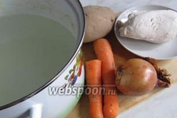 Для супа нам понадобится готовый бульон, вареная грудка куриная, морковь (у меня 2 маленькие), лук, картошка, перец горошком, лаврушка, сухая зелень.