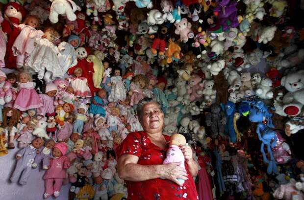 А вот коллекция игрушек Андреа Рохас отличается чистотой. Здесь и куклы, и медведи, но все аккуратные, в красивых костюмах в мире, вещи, коллекционер, коллекция, люди, удивительно
