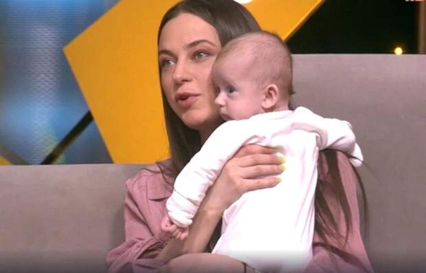 Арина Рыженкова перегрызла пуповину сына после родов в туалете кофейни