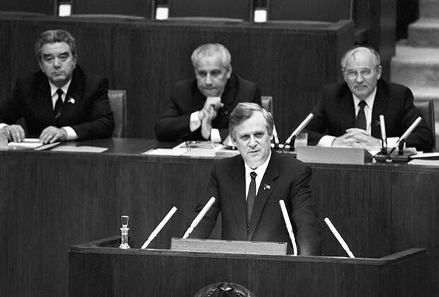Первое совместное заседание палат Совета Союза и Совета Национальностей. На снимке: Николай Рыжков (на первом плане), Рафик Нишанов, Анатолий Лукьянов и Михаил Горбачев (слева направо на втором плане).