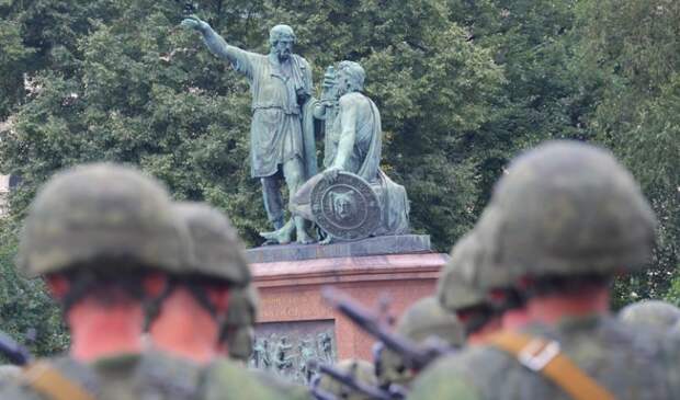 На фото: памятник Кузьме Минину и Дмитрию Пожарскому на Красной площади в Москве.