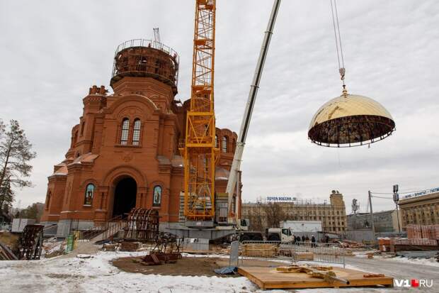 2018 Колокольня собора Александра Невского увенчана куполом с крестом (декабрь)