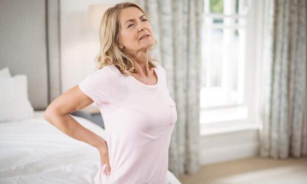 Прострел в спине, который отдает в ногу: первая помощь, если к врачу сразу не попасть