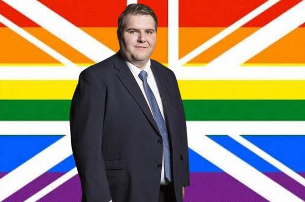 У британского депутата-трансвестита отобрали права после ДТП