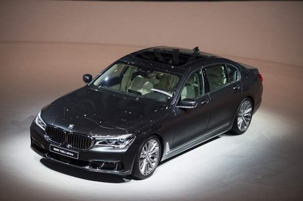 Удлиненная BMW 750Li xDrive развивает 450 л.с. и 650 Нм, разгоняя седан до 100 км/ч за 4,4 секунды