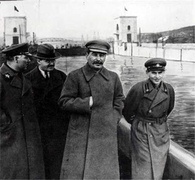 Сталин, Ворошилов, Молотов и Ежов на канале Москва — Волга (март 1937 г.). / Фото: www.history.wikireading.ru