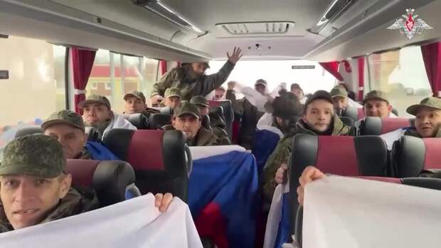 Кадры возвращения российских военных из украинского плена