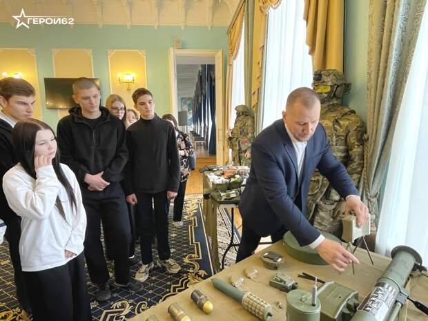 В Рязанской областной Думе школьникам показали современные технологии защиты Родины