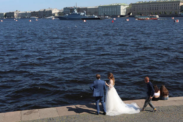 Дворцы бракосочетаний в Петербурге в пору белых ночей будут работать на два часа дольше