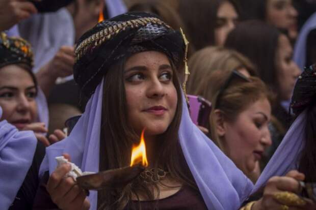 Девушка на езидском религиозном празднике.
