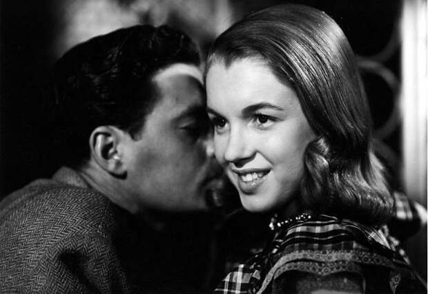 Первый фильм ещё юной Мэрилин Монро: Редкие кадры со съёмок картины «Опасные годы» (1947)