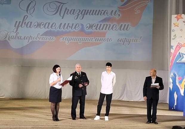 В Приморье наградили школьника за помощь в задержании преступника