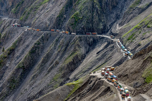 the-most-dangerous-road-in-india-artnaz-com-1