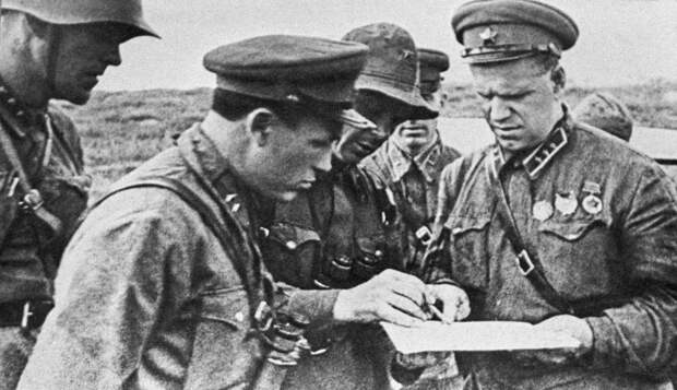 В мае - сентябре 1939 года в районе реки Халхин-Гол советско-монгольские войска разгромили соединения японской Квантунской армии, вторгшиеся на территорию Монгольской Народной Республики (МНР). На фото: советский полководец Георгий Жуков (справа) по время военных действий на реке Халхин-Гол, 1939 год