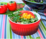 Салат из шпината с овощами и кукурузой