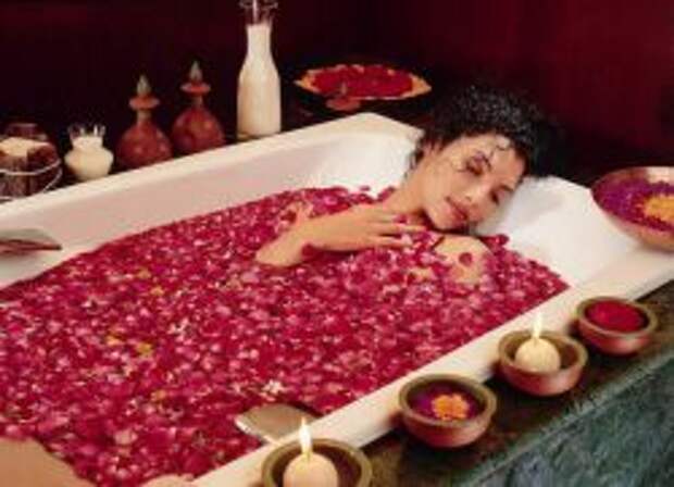 Как принимать ванну с лепестками роз