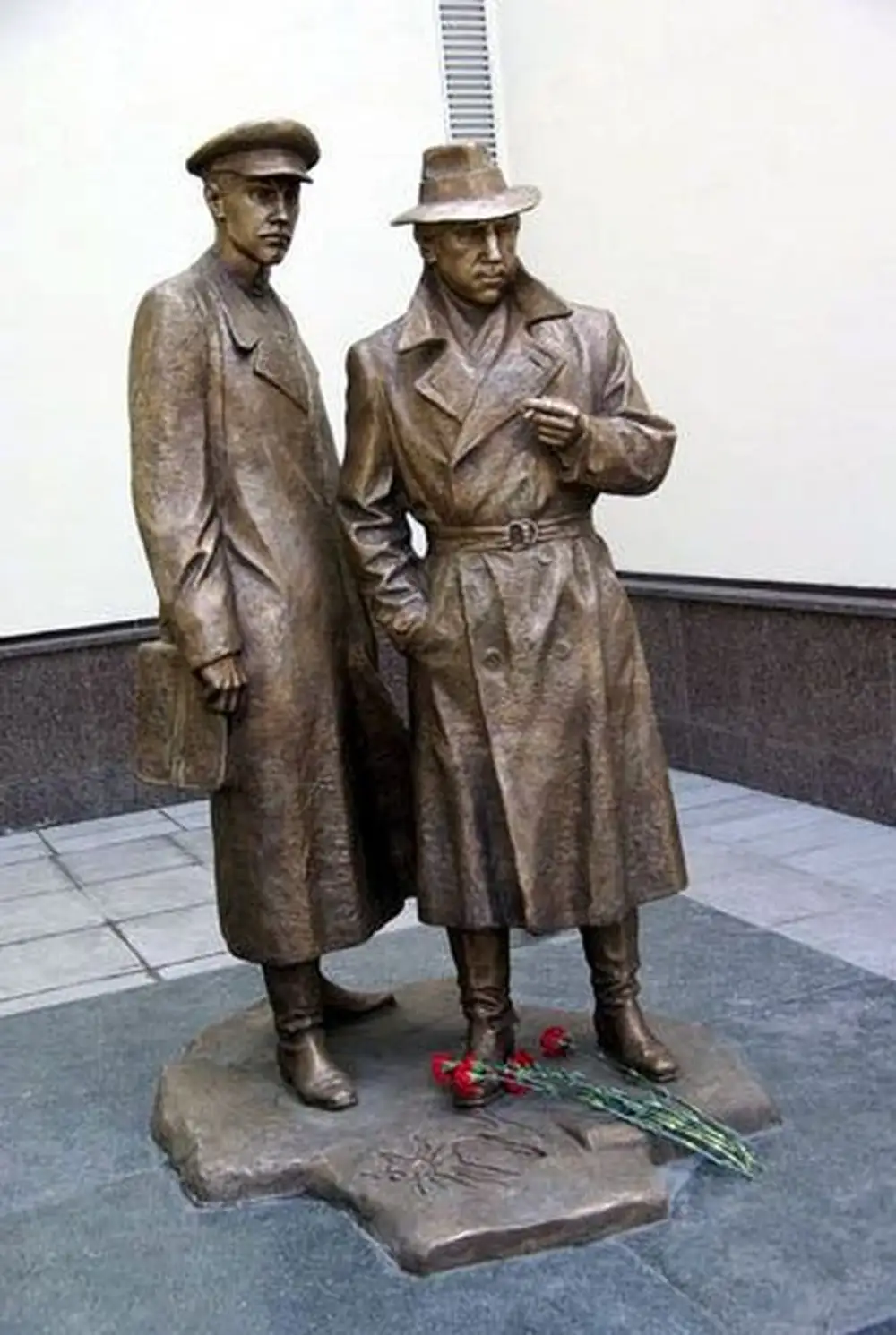 Глеб Жеглов и Володя Шарапов памятник в Киеве