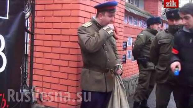 В годовщину Голодомора у консульства России во Львове поставили «НКВДшника», который отбирал у украинцев хлеб и ел колбасу (ФОТО, ВИДЕО) | Русская весна