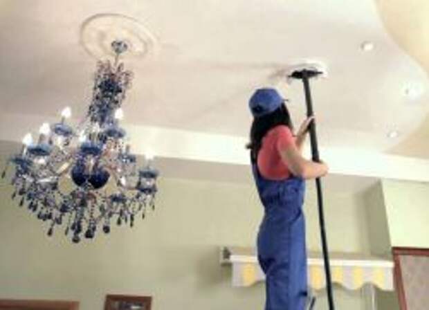 Как помыть глянцевый натяжной потолок без разводов1
